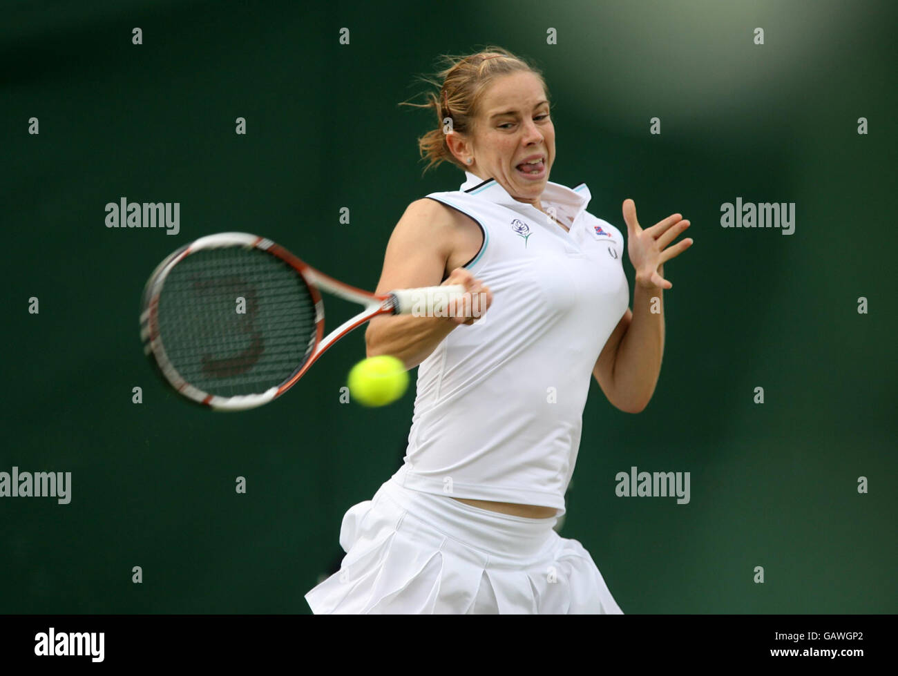 Katie o'brien della Gran Bretagna in azione contro Shahar Peer di Israele durante i Wimbledon Championships 2008 all'All England Tennis Club di Wimbledon. Foto Stock