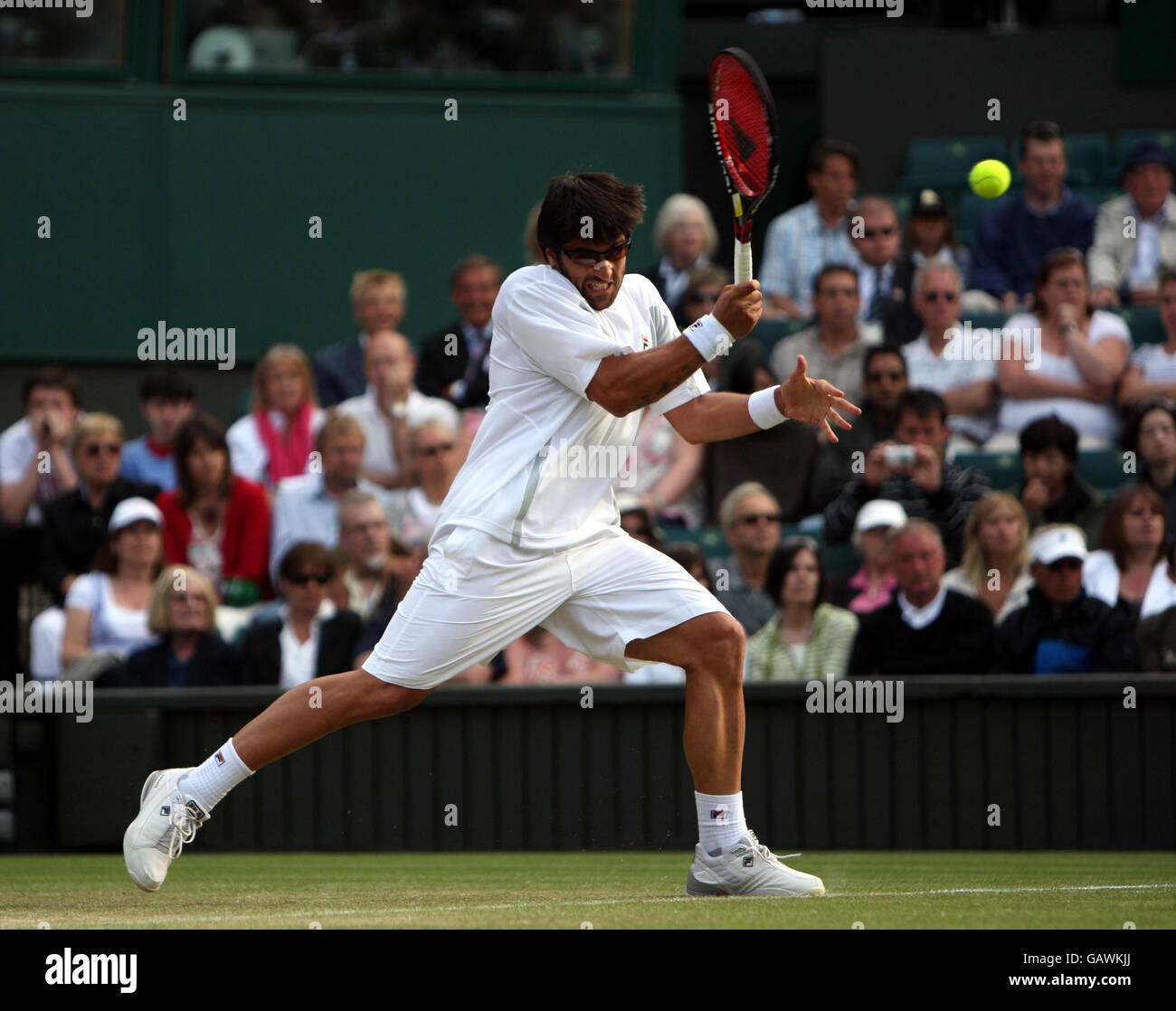 Janko Tipsarevic in Serbia in azione contro Andy Roddick degli Stati Uniti durante i Campionati di Wimbledon 2008 presso l'All England Tennis Club di Wimbledon. Foto Stock