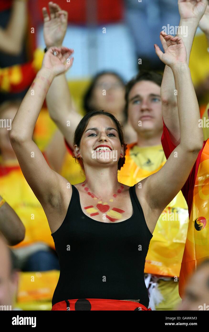 Un fan spagnolo mostra il suo sostegno, in stand prima di iniziare. Foto Stock