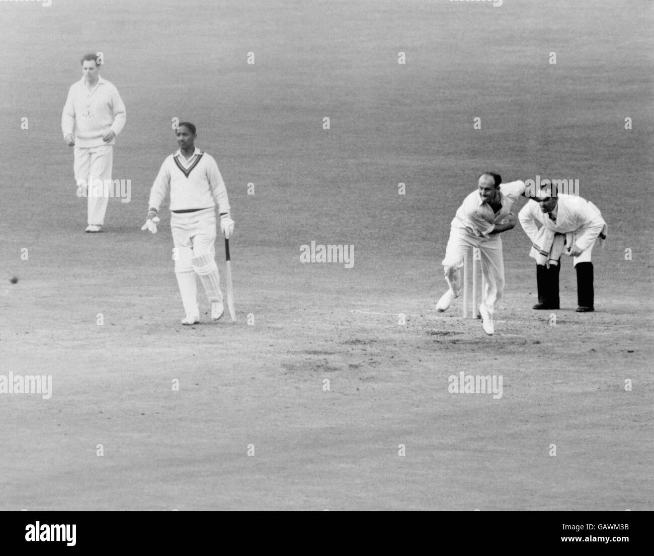 Cricket - Marylebone Cricket Club / West Indies - primo giorno. Frank Worrell (second l) di West Indies guarda come Frank Tyson (second r) di MCC scagliò un'altra palla veloce Foto Stock