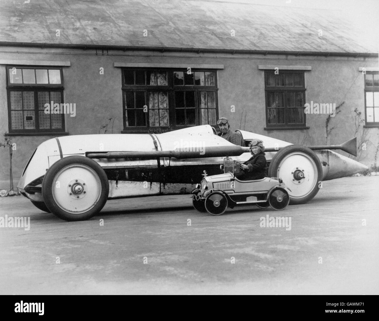 Corse automobilistiche - John Parry-Thomas - Brooklands. John Parry-Thomas e la signorina Anne Duke Williams nei rispettivi veicoli ad alta velocità. Foto Stock