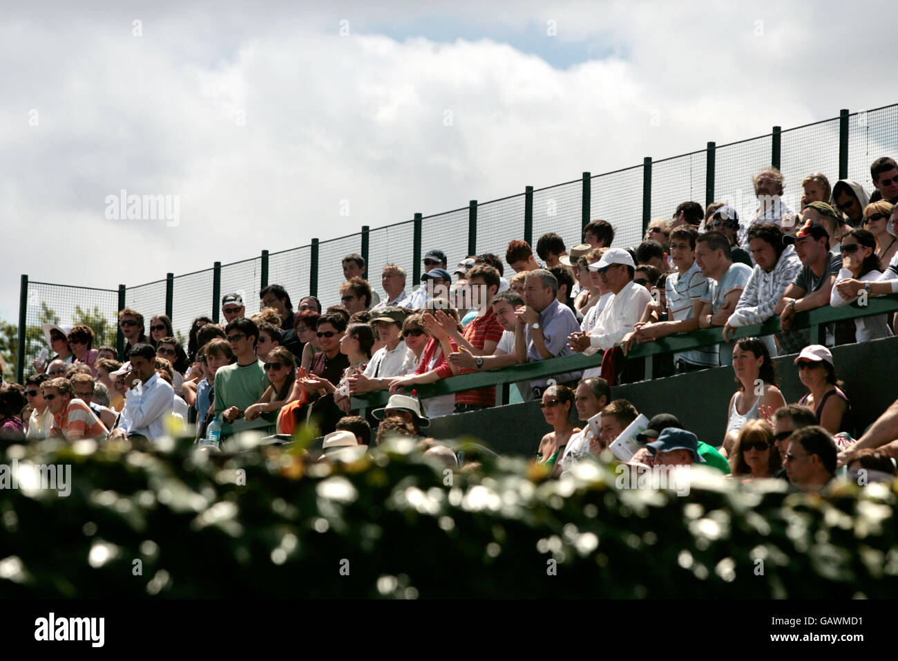 Tennis - Campionati di Wimbledon 2008 - giorno quattro - l'All England Club. Gli spettatori si immergerono nell'atmosfera di Wimbledon Foto Stock