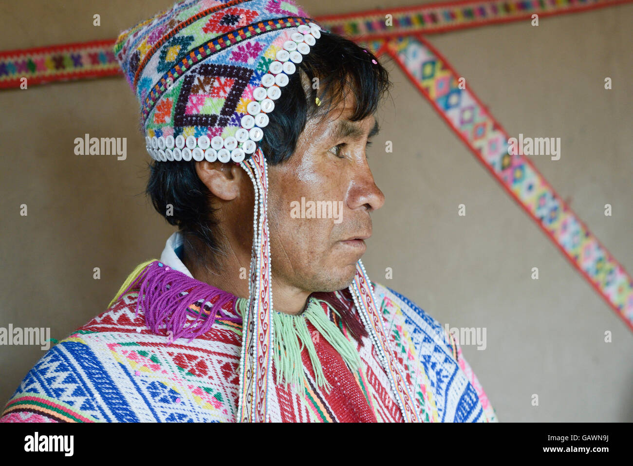 Ritratto di un indio peruviano uomo che indossa intrecciato poncho e chullo  - berretto lavorato a maglia con earflaps Foto stock - Alamy