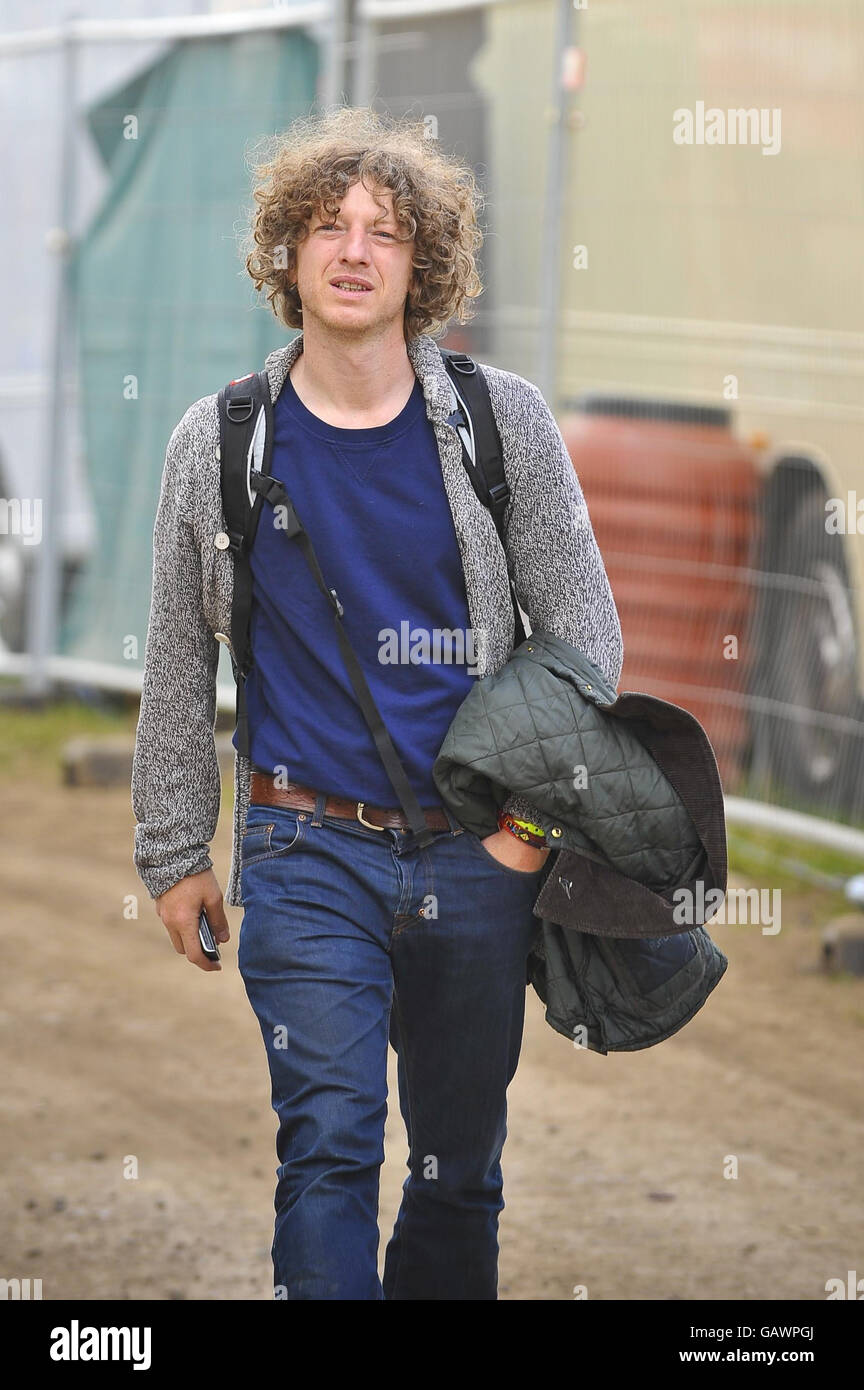 John Power backstage durante il terzo giorno del Glastonbury Festival, Somerset. Foto Stock