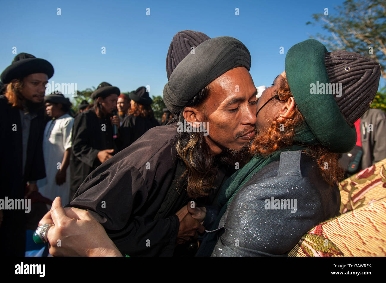 A Sud di Sulawesi, Indonesia. 5 Luglio, 2016. Un Un-nadzir comunità islamica frequentare Fitri Eid preghiere a Gowa sulla luglio 05, 2016 nel Sud di Sulawesi, Indonesia. Un-nadzir la comunità islamica con i seguaci di tutta l'Indonesia 5,000-10.000 essi osservare il momento di preghiera è diverso con gli uomini indossano abiti neri e donne che indossano il burqa completo. Un nadzir comunità islamica stabilire che Eid Fitri 1437 Hijiryah rientrano in anticipo rispetto alla data fissata dal governo indonesiano. Foto di Hariandi Hafid Sijori/images/Alamy Live News Foto Stock