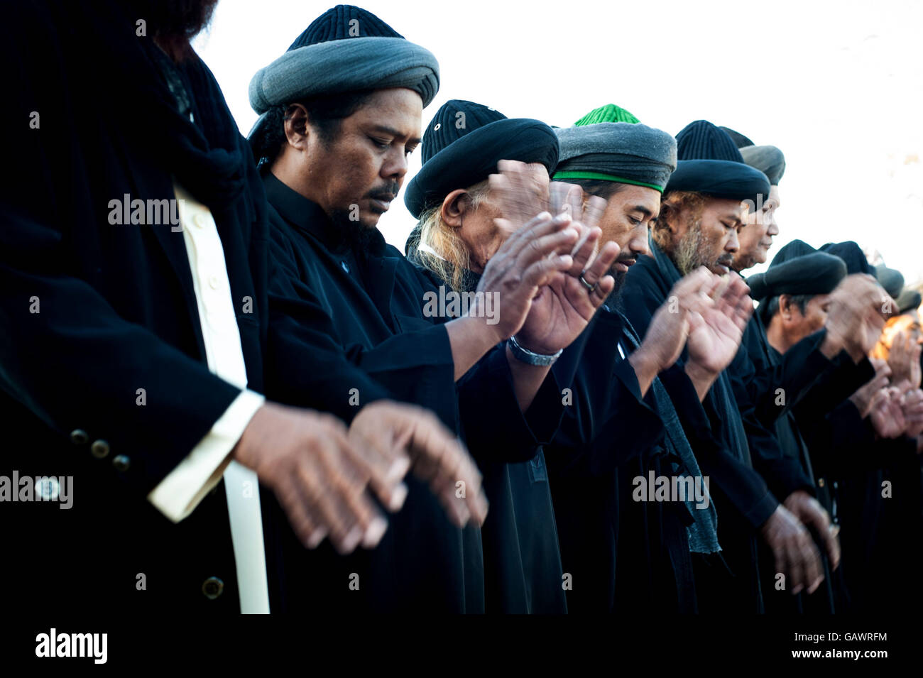 A Sud di Sulawesi, Indonesia. 5 Luglio, 2016. Un Un-nadzir comunità islamica frequentare Fitri Eid preghiere a Gowa sulla luglio 05, 2016 nel Sud di Sulawesi, Indonesia. Un-nadzir la comunità islamica con i seguaci di tutta l'Indonesia 5,000-10.000 essi osservare il momento di preghiera è diverso con gli uomini indossano abiti neri e donne che indossano il burqa completo. Un nadzir comunità islamica stabilire che Eid Fitri 1437 Hijiryah rientrano in anticipo rispetto alla data fissata dal governo indonesiano. Foto di Hariandi Hafid Sijori/images/Alamy Live News Foto Stock