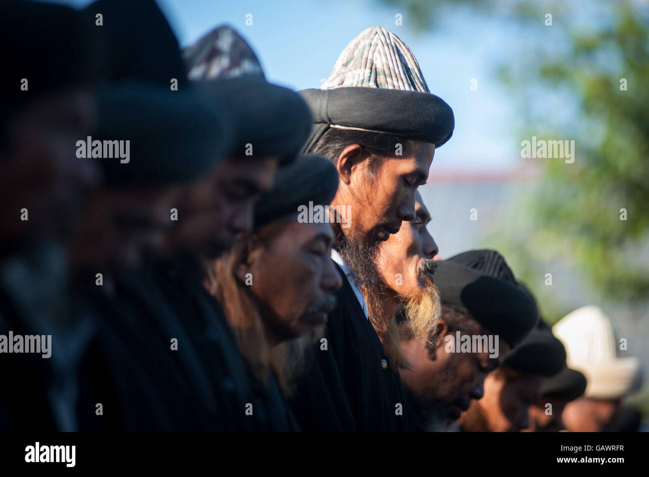 A Sud di Sulawesi, Indonesia. 5 Luglio, 2016. Un Un-nadzir comunità islamica frequentare Fitri Eid preghiere a Gowa sulla luglio 05, 2016 nel Sud di Sulawesi, Indonesia. Un-nadzir la comunità islamica con i seguaci di tutta l'Indonesia 5,000-10.000 essi osservare il momento di preghiera è diverso con gli uomini indossano abiti neri e donne che indossano il burqa completo. Un nadzir comunità islamica stabilire che Eid Fitri 1437 Hijiryah rientrano in anticipo rispetto alla data fissata dal governo indonesiano. Foto di Hariandi Hafid Sijori/images/Alamy Live News Foto Stock