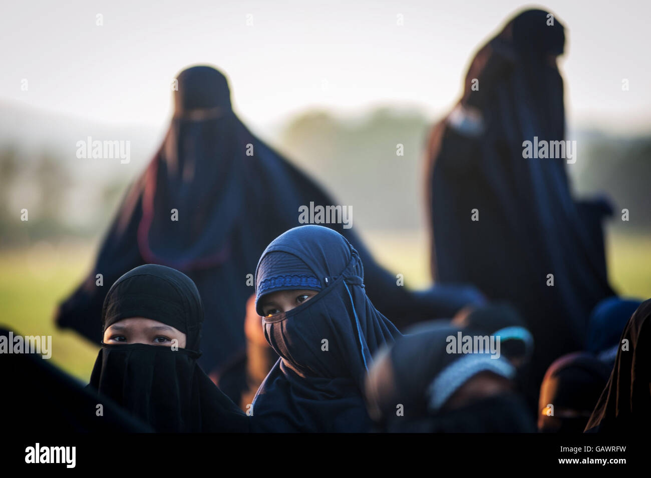A Sud di Sulawesi, Indonesia. 5 Luglio, 2016. Un Un-nadzir comunità islamica frequentare Fitri Eid preghiere a Gowa sulla luglio 05, 2016 nel Sud di Sulawesi, Indonesia. Un-nadzir la comunità islamica con i seguaci di tutta l'Indonesia 5,000-10.000 essi osservare il momento di preghiera è diverso con gli uomini indossano abiti neri e donne che indossano il burqa completo. Un nadzir comunità islamica stabilire che Eid Fitri 1437 Hijiryah rientrano in anticipo rispetto alla data fissata dal governo indonesiano. Foto di Hariandi Hafid Sijori/images/Alamy Live News Foto Stock
