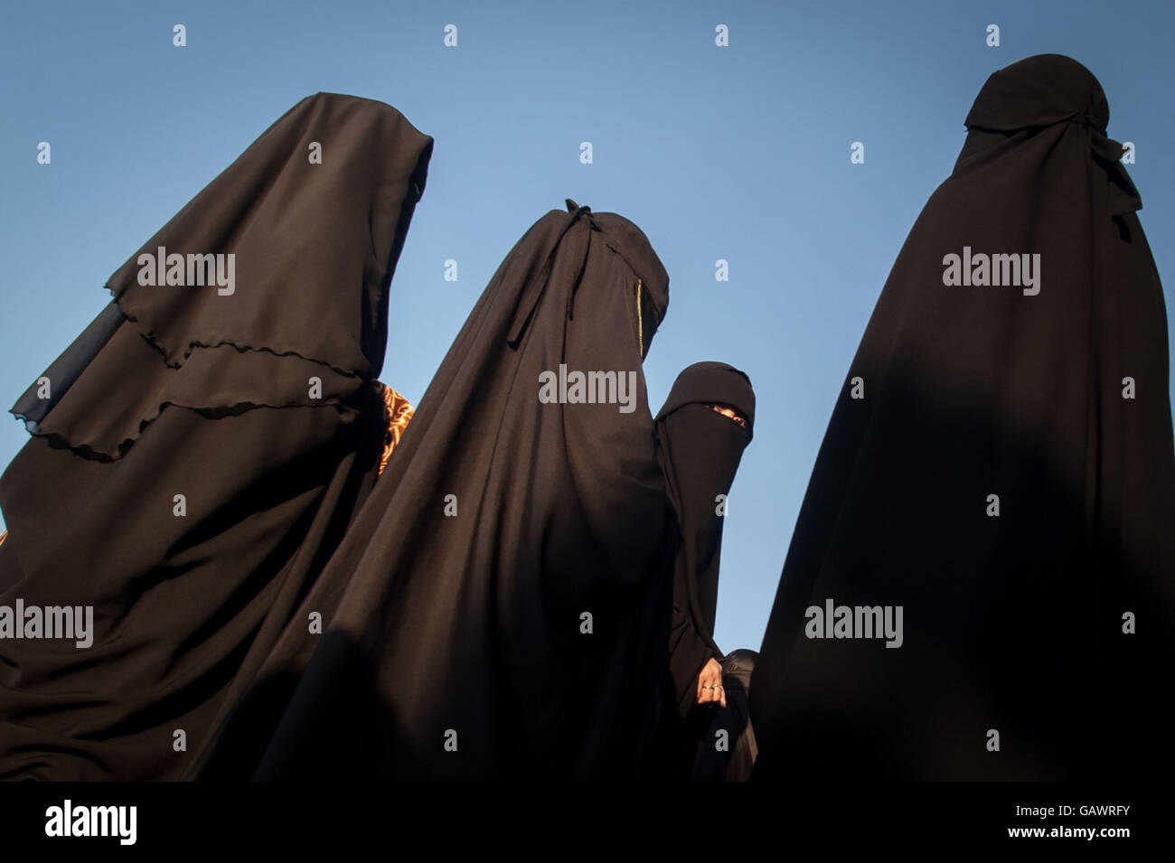 A Sud di Sulawesi, Indonesia. 5 Luglio, 2016. Un Un-nadzir comunità islamica frequentare Fitri Eid preghiere a Gowa sulla luglio 05, 2016 nel Sud di Sulawesi, Indonesia. Un-nadzir la comunità islamica con i seguaci di tutta l'Indonesia 5,000-10.000 essi osservare il momento di preghiera è diverso con gli uomini indossano abiti neri e donne che indossano il burqa completo. Un nadzir comunità islamica stabilire che Eid Fitri 1437 Hijiryah rientrano in anticipo rispetto alla data fissata dal governo indonesiano. Foto di Hariandi Hafid Sijori/images/Alamy Live News Foto Stock