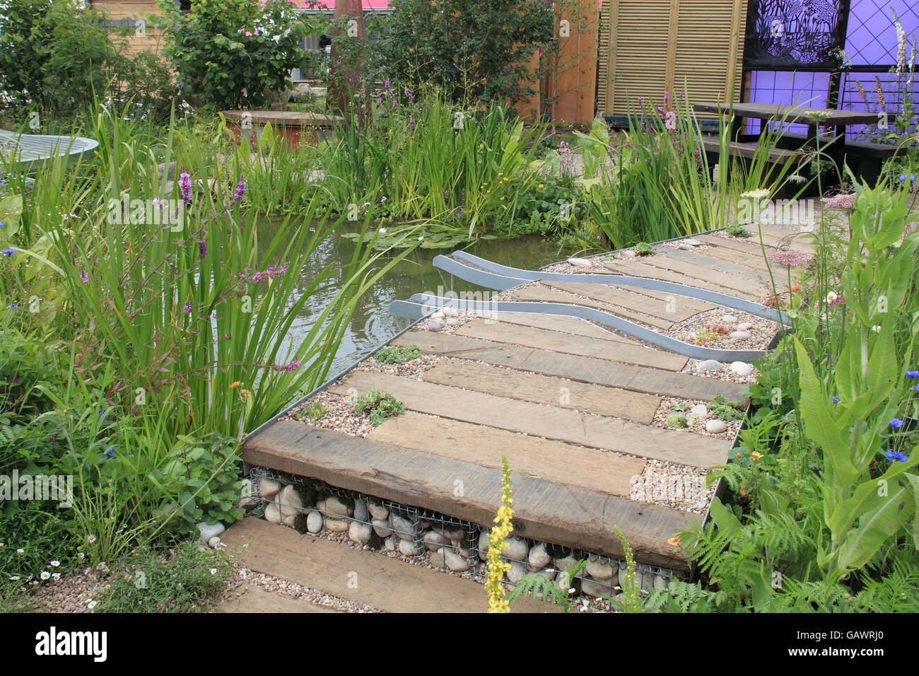 Miglior Spettacolo di giardino e medaglia d'oro: WWT 'Working Zone Umide Garden' da Jeni Cairns. Giardino d'acqua. RHS Hampton Court Palace Flower Show, Londra, Inghilterra, Regno Unito. Premere Anteprima il giorno 4 luglio 2016. Fiore annuale mostra organizzata dalla Royal Horticultural Society. Visualizza corre da martedì 5 luglio fino a domenica 10 luglio 2016. Credito: Ian bottiglia / Alamy Live News Foto Stock