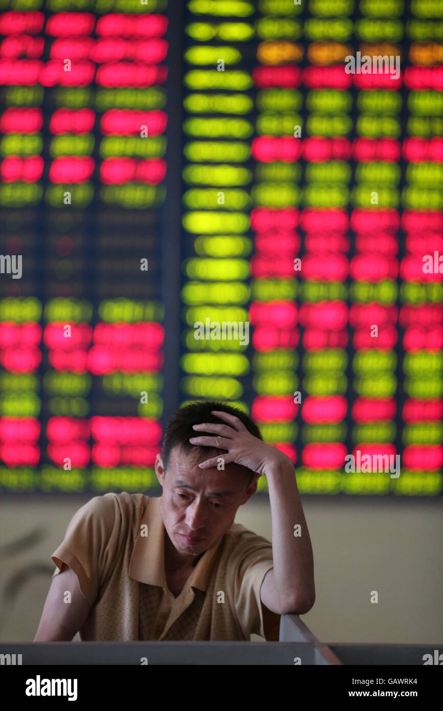 (160705) -- NANTONG, 5 luglio 2016 (Xinhua) -- Un investitore rimane a uno stock trading hall di Nantong, est cinese della provincia di Jiangsu, 5 luglio 2016. Le riserve cinesi misti chiuso il martedì, con il benchmark Shanghai Composite Index fino 0,6 percento a 3,006.39 punti. Il più piccolo indice di Shenzhen chiuso 0,07 percento inferiore a 10,602.77 punti. (Xinhua/Xu Congjun) (wx) Foto Stock