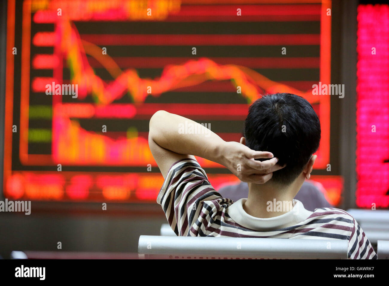 (160705) -- PECHINO, 5 luglio 2016 (Xinhua) -- Un investitore rimane a uno stock trading hall di Pechino, capitale della Cina, 5 luglio 2016. Le riserve cinesi misti chiuso il martedì, con il benchmark Shanghai Composite Index fino 0,6 percento a 3,006.39 punti. Il più piccolo indice di Shenzhen chiuso 0,07 percento inferiore a 10,602.77 punti. (Xinhua) (wx) Foto Stock