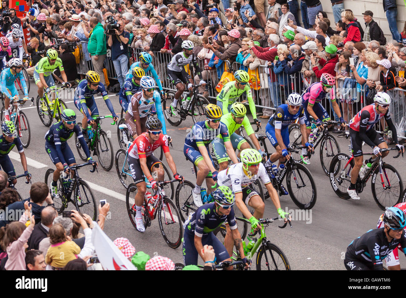 Saumur, Francia. 5 lug 2016. Piloti passare la linea di partenza della 103 edizione del Tour de France a Saumur, Francia. Foto Stock