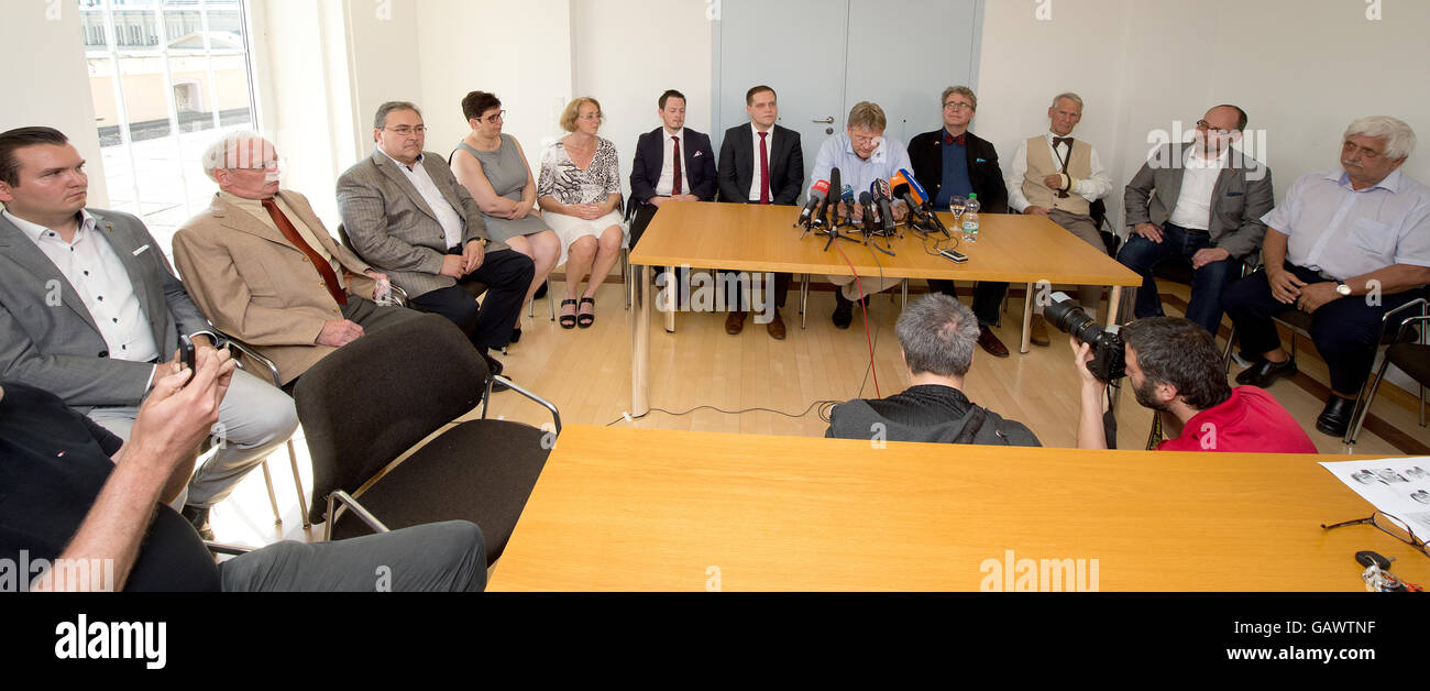 Joerg Meuthen (5r), la frazione presidente del partito alternativa fuer Deutschland (AFD) allo stato europeo del Baden-Wuerttemberg, seduto accanto al file AfD parlamentari (l-r) Udo Stein, Klaus Guenther Voigtmann, Rainer Podeswa, Claudia Martin, Carola Wolle, Stefan Herre, Anton Barone, Heinrich Fiechtner, Heinrich Kuhn, Daniel Rottmann e Thomas Axel Palka durante una conferenza stampa sull'uscita di 13 parlamentari della frazione AfD in connessione con l'anti-seminitism accuse di AfD parlamentare Gedeon allo stato il palazzo del parlamento a Stoccarda, Germania, 5 Luglio Foto Stock