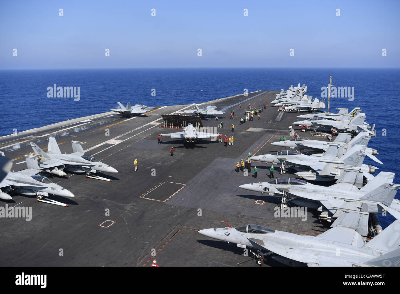 Vista della portaerei USS Dwight D. Eisenhower nel Mediterraneo orientale Mare, 1 luglio 2016. Le foto sono state scattate a seguito di un invito da parte del governo degli STATI UNITI Navy. Foto: MARIJAN MURAT/dpa Foto Stock