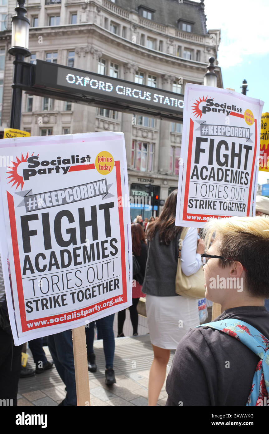 Londra, Regno Unito. 05 Luglio, 2016. Una donna può contenere fino cartelloni dicendo "Tenere Corbyn " e " Lotta accademie" in occasione di una manifestazione a favore di colpire gli insegnanti a Oxford Circus nel luglio 2016 Credit: Jonathan Katzenellenbogen/Alamy Live News Foto Stock