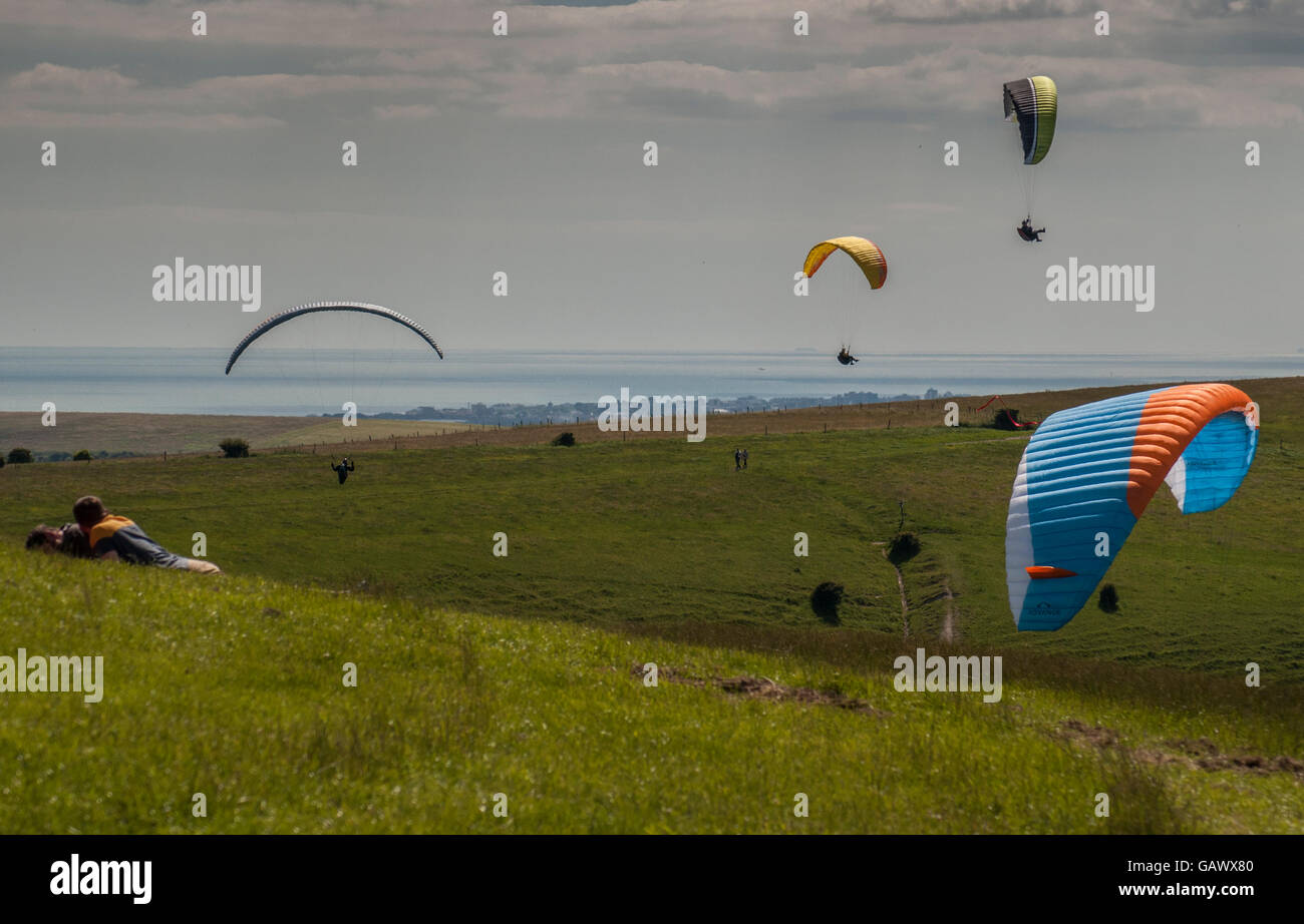 Devils Dyke, Brighton, East Sussex, Regno Unito. 5th luglio 2016. Hangliders & Paragliders sfrutta le condizioni perfette dei Downs del Sud in un glorioso pomeriggio estivo. Foto Stock