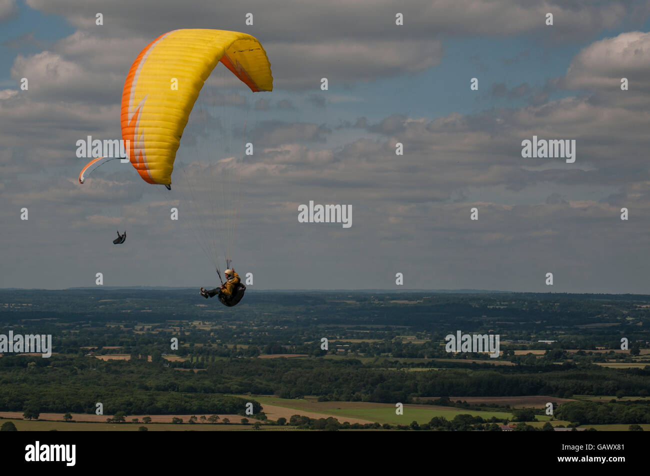 Devils Dyke, Brighton, East Sussex, Regno Unito. 5th luglio 2016. Hangliders & Paragliders sfrutta le condizioni perfette dei Downs del Sud in un glorioso pomeriggio estivo. Foto Stock