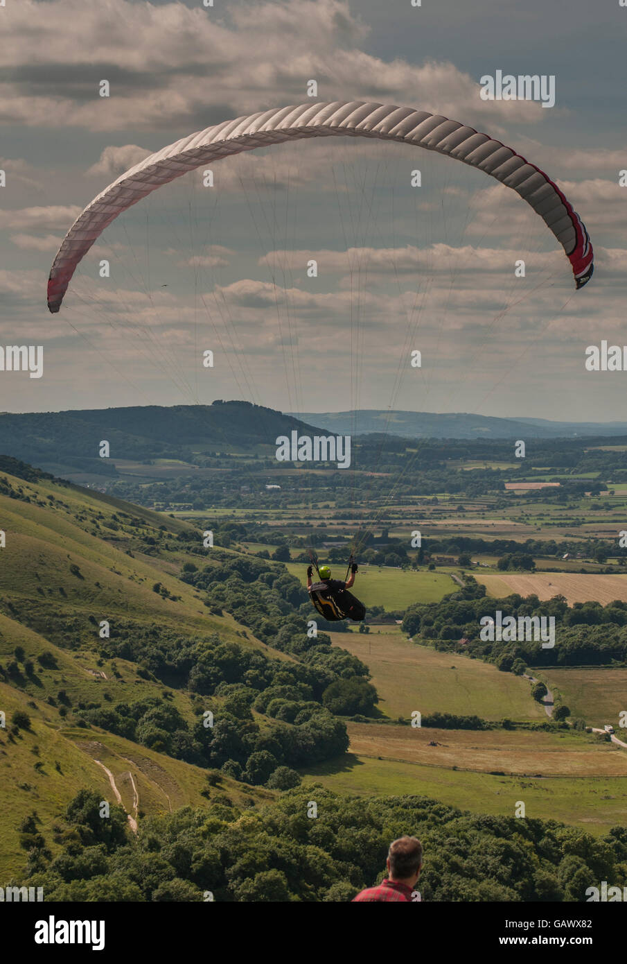 Devils Dyke, Brighton, East Sussex, Regno Unito. 5th luglio 2016. Hangliders & Paragliders sfrutta le condizioni perfette dei Downs del Sud in un glorioso pomeriggio estivo. Foto Stock