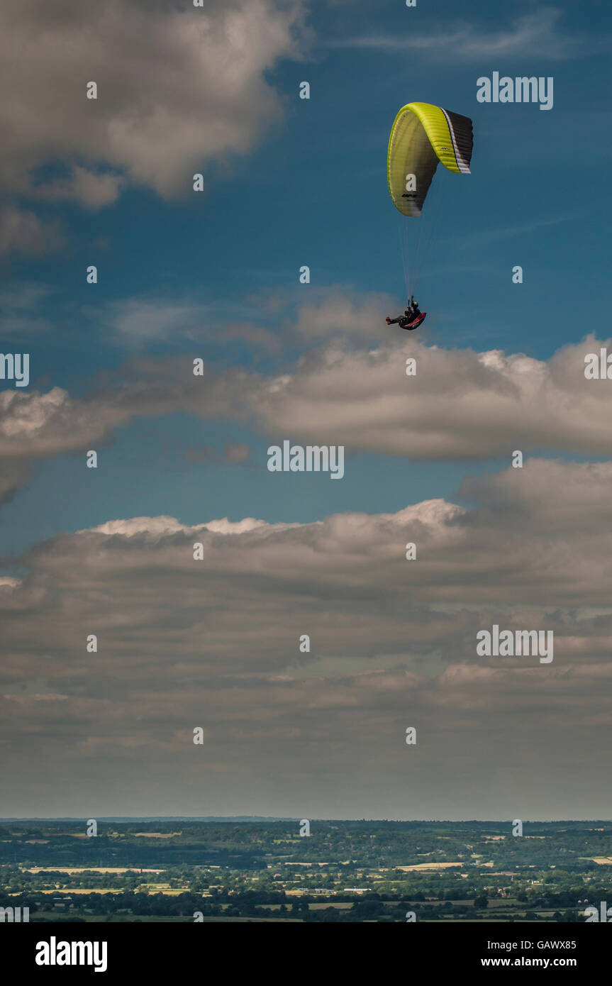 Devils Dyke, Brighton, East Sussex, Regno Unito. 5th luglio 2016. Hangliders & Paragliders sfrutta le condizioni perfette dei Downs del Sud in un glorioso pomeriggio estivo. Foto Stock