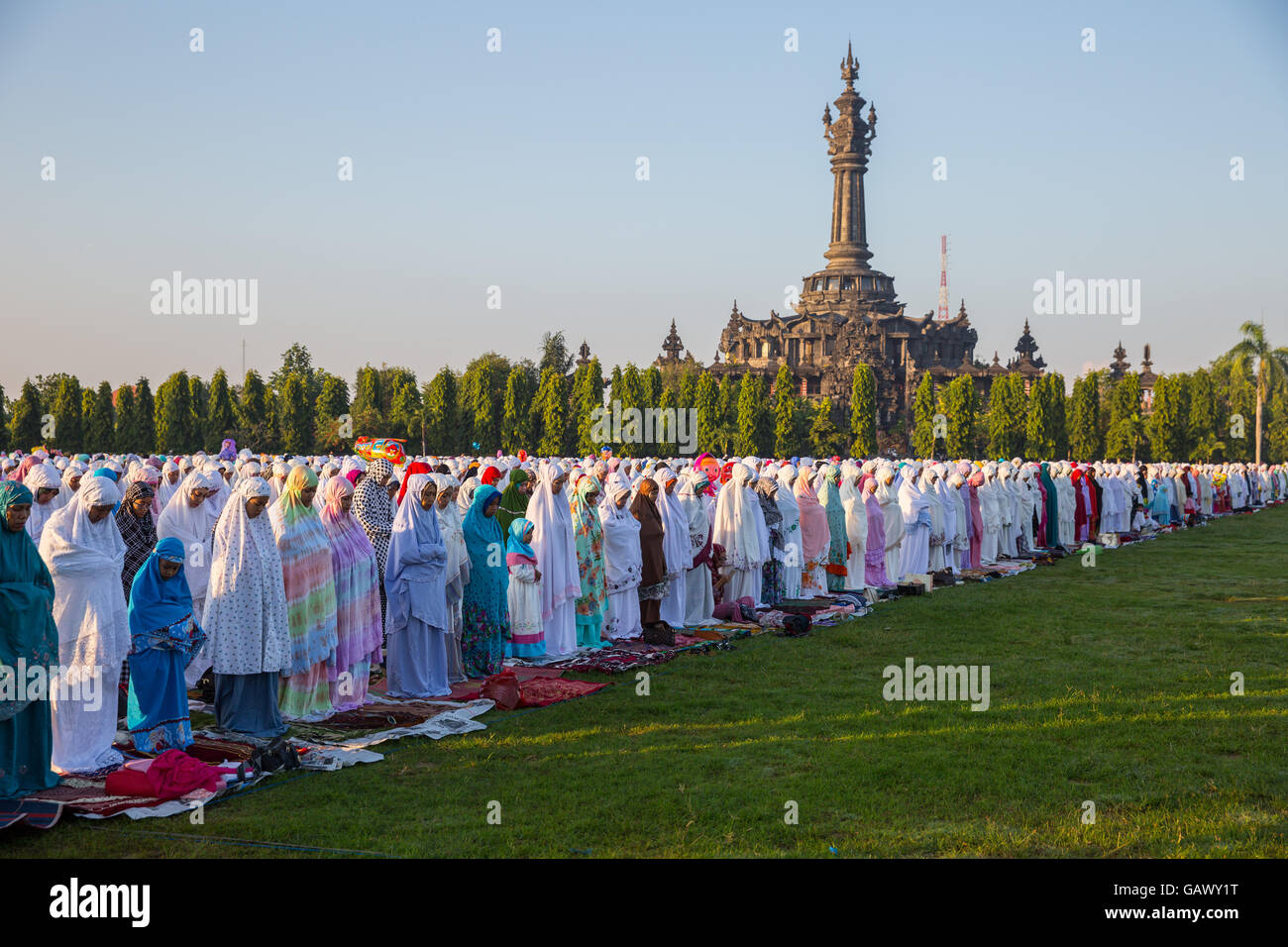 Denpasar, Bali, Indonesia. 6 Luglio, 2016. I musulmani pregano per celebrare Eid-ul Fitr sulla luglio 06, 2016 a Denpasar, Bali, Indonesia. I due giorni di vacanza, Eid-ul Fitr, segna la fine del Ramadan, il mese islamico di digiuno e inizia dopo l'avvistamento di una nuova luna crescente. Credito: Agung Parameswara/Alamy Live News Foto Stock