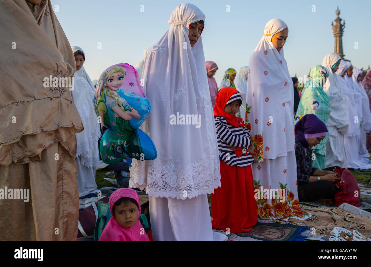 Denpasar, Bali, Indonesia. 6 Luglio, 2016. I musulmani pregano per celebrare Eid-ul Fitr sulla luglio 06, 2016 a Denpasar, Bali, Indonesia. I due giorni di vacanza, Eid-ul Fitr, segna la fine del Ramadan, il mese islamico di digiuno e inizia dopo l'avvistamento di una nuova luna crescente. Credito: Agung Parameswara/Alamy Live News Foto Stock