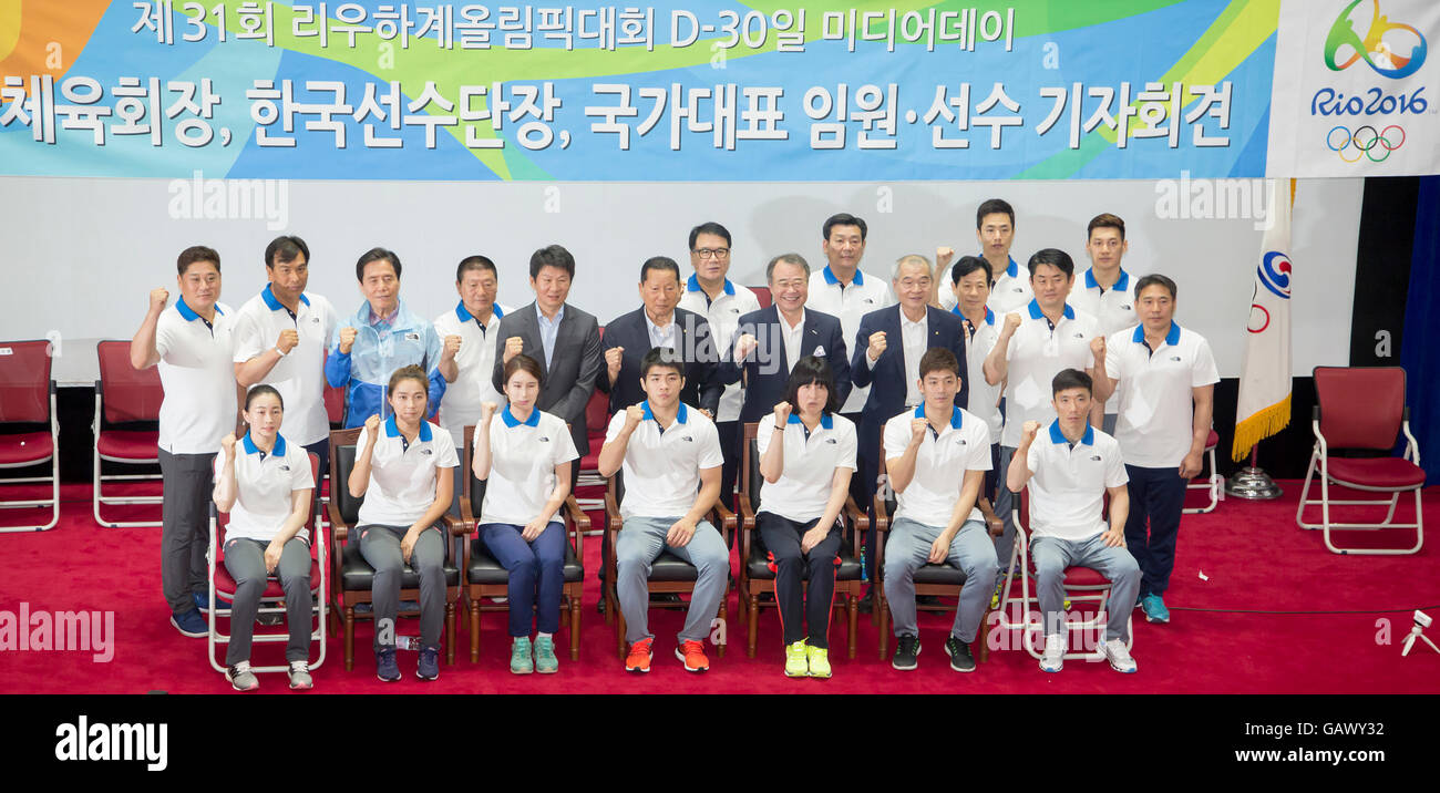 Olimpiadi Pre-Rio media day del team Corea del Sud, Lug 5, 2016 : La Corea del Sud le migliori prospettive per una medaglia di oro durante il 2016 Rio giochi olimpici estivi, allenatori e funzionari pongono durante il pre-Rio Olimpiadi media day presso il National Training Center a Seoul, Corea del Sud.Il Rio 2016 Giochi Olimpici Estivi si terrà a Rio de Janeiro in Brasile da agosto 5-21. © Lee Jae-Won/AFLO/Alamy Live News Foto Stock