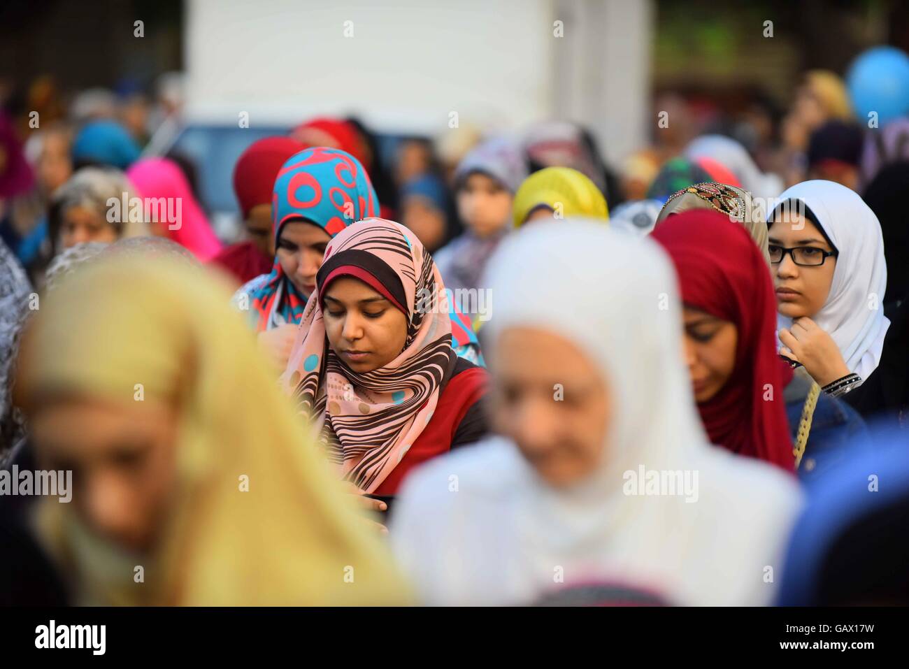 Il Cairo, Egitto. 6 Luglio, 2016. Egyptian musulmani frequentano le preghiere del mattino per Eid al-Fitr celebrazioni, che segna la fine del santo mese di digiuno del Ramadan, al di fuori di Amr Ibn El-Aas moschea, al Cairo, Egitto, sulla luglio 06, 2016 Credit: Sayed Amr/immagini APA/ZUMA filo/Alamy Live News Foto Stock