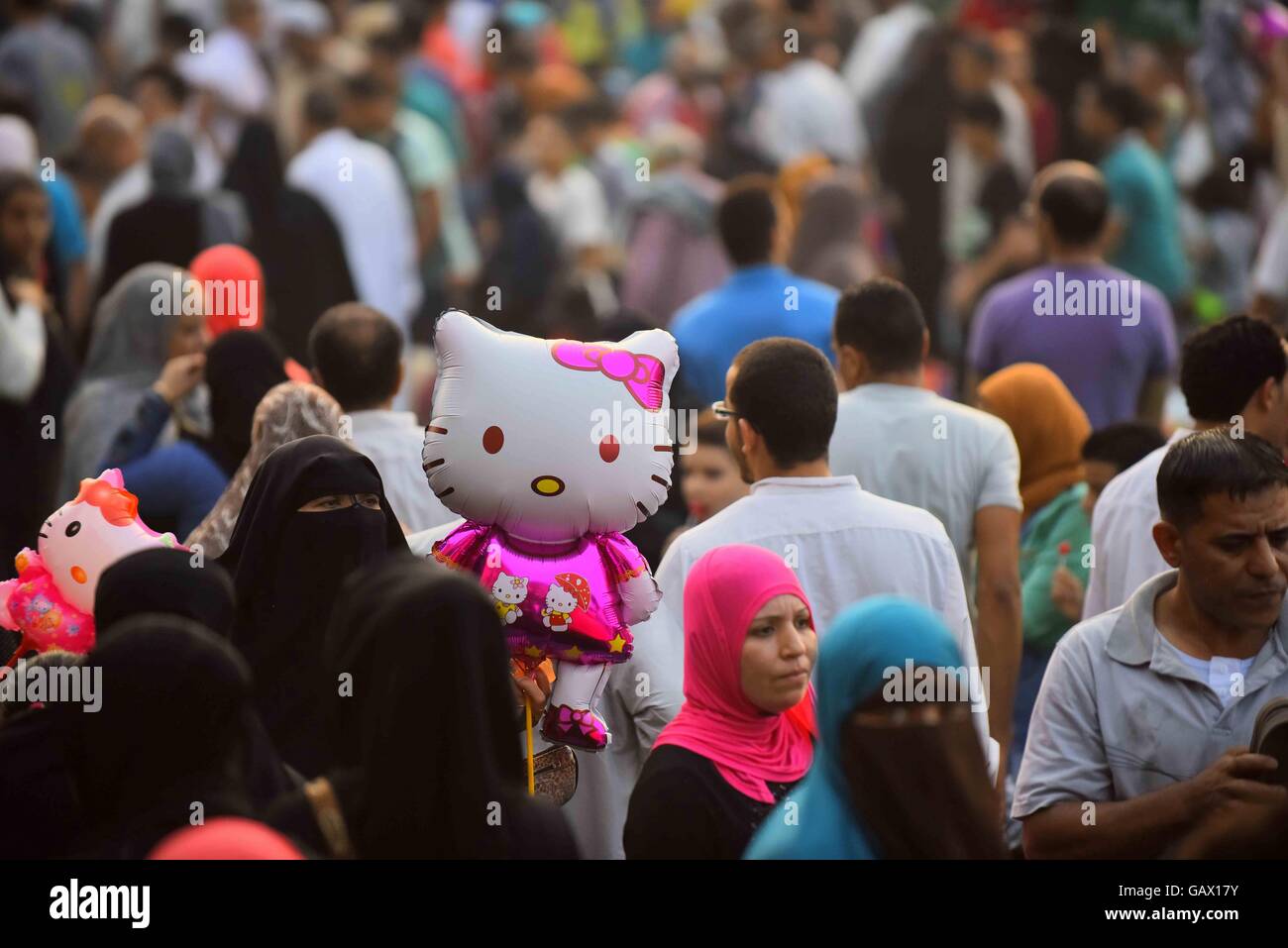 Il Cairo, Egitto. 6 Luglio, 2016. Egyptian musulmani frequentano le preghiere del mattino per Eid al-Fitr celebrazioni, che segna la fine del santo mese di digiuno del Ramadan, al di fuori di Amr Ibn El-Aas moschea, al Cairo, Egitto, sulla luglio 06, 2016 Credit: Sayed Amr/immagini APA/ZUMA filo/Alamy Live News Foto Stock