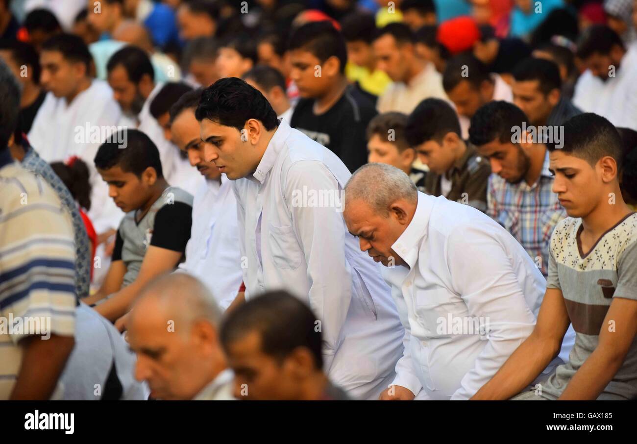 Il Cairo, Egitto. 6 Luglio, 2016. Egyptian musulmani frequentano le preghiere del mattino per Eid al-Fitr celebrazioni, che segna la fine del santo mese di digiuno del Ramadan, al di fuori di Amr Ibn El-Aas moschea, al Cairo, Egitto, sulla luglio 06, 2016 Credit: Sayed Amr/immagini APA/ZUMA filo/Alamy Live News Foto Stock