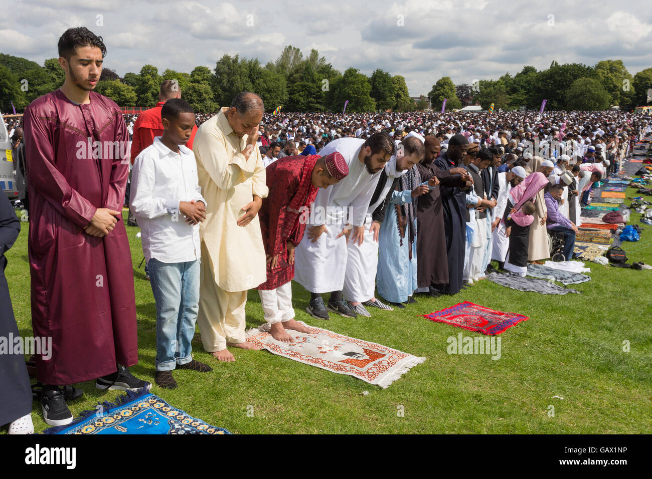 85.000 persone che pregano in Small Heath Park, Birmingham Regno Unito alla fine del Ramadan (Eid) Foto Stock