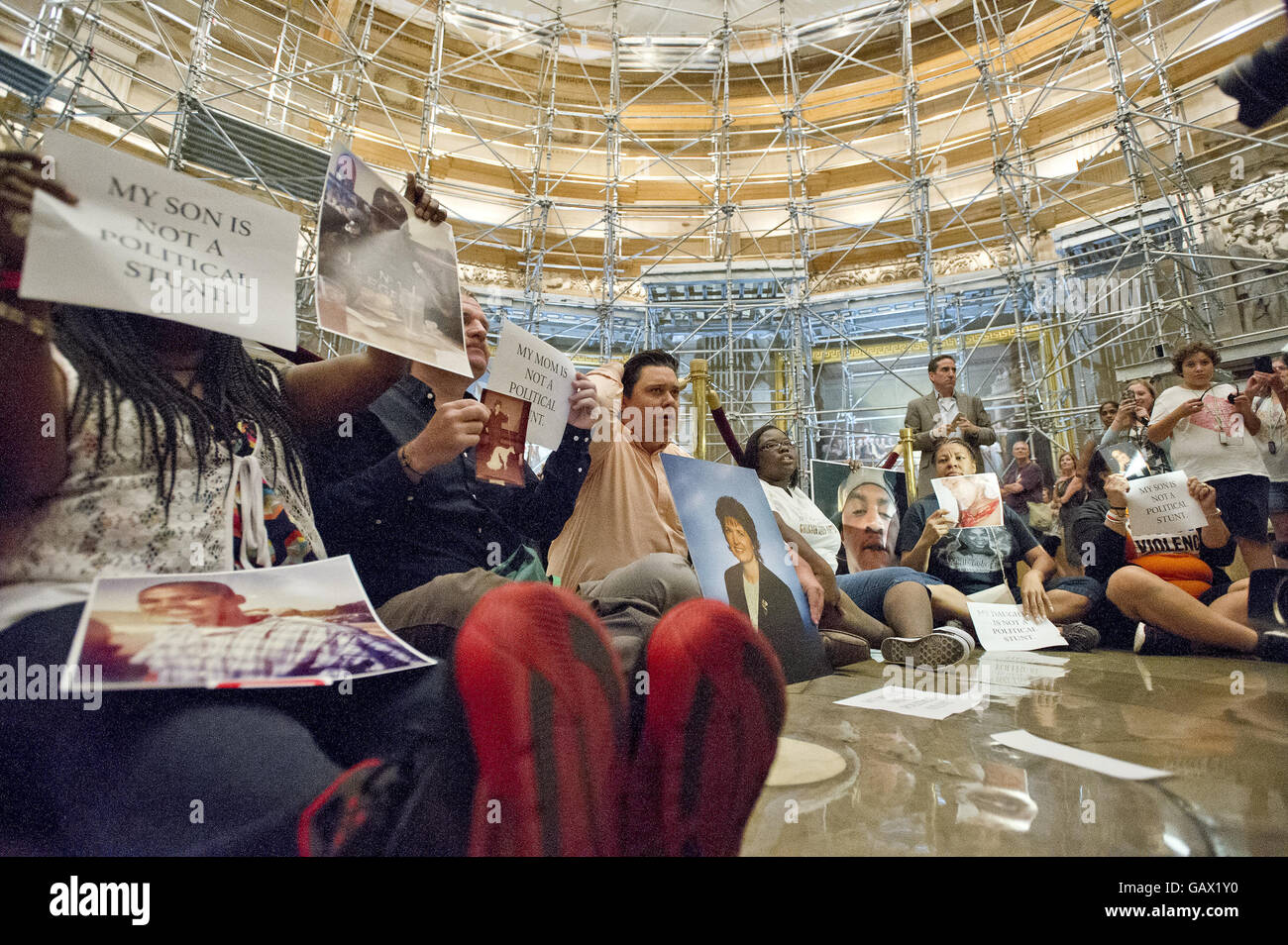 Washington, Distretto di Columbia, Stati Uniti d'America. 5 Luglio, 2016. Gli amici e i familiari che hanno perso i propri cari alla pistola violenza stadio un sit-in nella Rotunda di U.S. Campidoglio di Washington DC come i legislatori di ritorno dopo il quarto di recesso luglio martedì 5 luglio 2016. Manifestanti hanno chiesto al Congresso di prendere reale voti su soluzioni di buon senso alla violenza pistola, compresi universal controlli in background e un fucile d assalto e di elevata capacità di magazzino ban.Credit: Ron Sachs/CNP © Ron Sachs/CNP/ZUMA filo/Alamy Live News Foto Stock