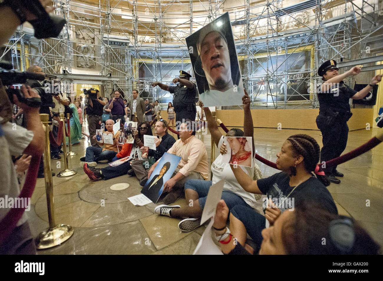 Washington, Distretto di Columbia, Stati Uniti d'America. 5 Luglio, 2016. Gli amici e i familiari che hanno perso i propri cari alla pistola violenza stadio un sit-in nella Rotunda di U.S. Campidoglio di Washington DC come i legislatori di ritorno dopo il quarto di recesso luglio martedì 5 luglio 2016. Manifestanti hanno chiesto al Congresso di prendere reale voti su soluzioni di buon senso alla violenza pistola, compresi universal controlli in background e un fucile d assalto e di elevata capacità di magazzino ban.Credit: Ron Sachs/CNP © Ron Sachs/CNP/ZUMA filo/Alamy Live News Foto Stock