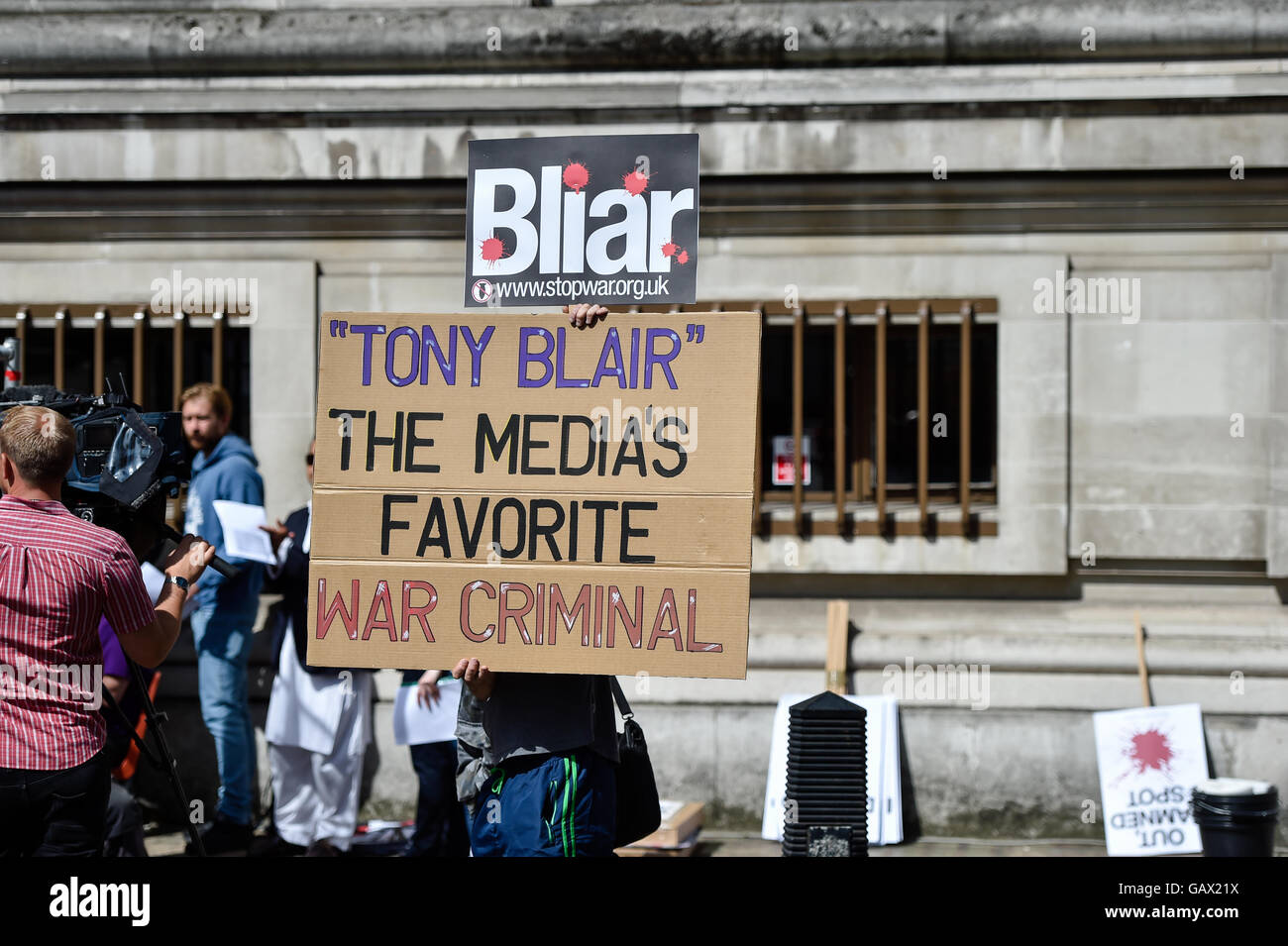 Londra, Regno Unito. 6 Luglio, 2016. I dimostranti si riuniscono come Sir John Chilcott offre il suo verdetto sulla guerra in Iraq e la Gran Bretagna è la partecipazione di credito: Alan D Ovest/Alamy Live News Foto Stock