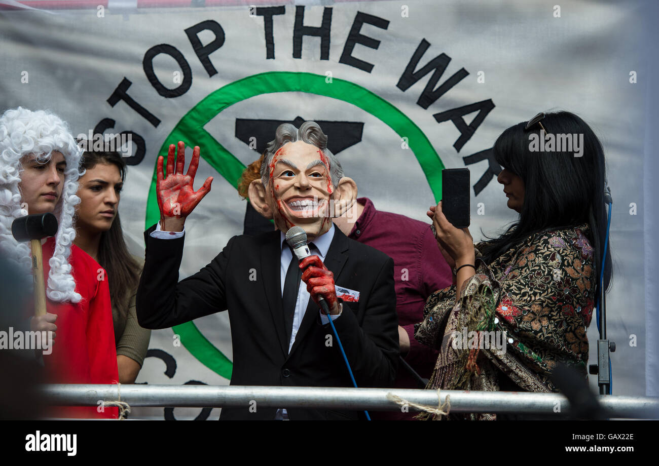 Londra, Regno Unito. 6 Luglio, 2016. I dimostranti si riuniscono come Sir John Chilcott offre il suo verdetto sulla guerra in Iraq e la Gran Bretagna è la partecipazione di credito: Alan D Ovest/Alamy Live News Foto Stock