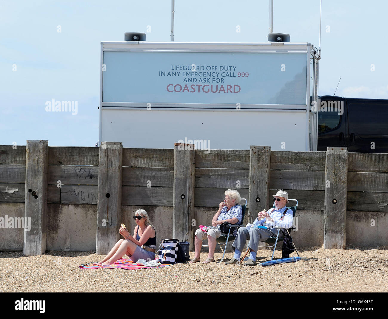 Dorset, Regno Unito. 6 Luglio, 2016. Regno Unito: Meteo persone godetevi il meteo a West Bay nel Dorset Credito: Dorset Media Service/Alamy Live News Foto Stock