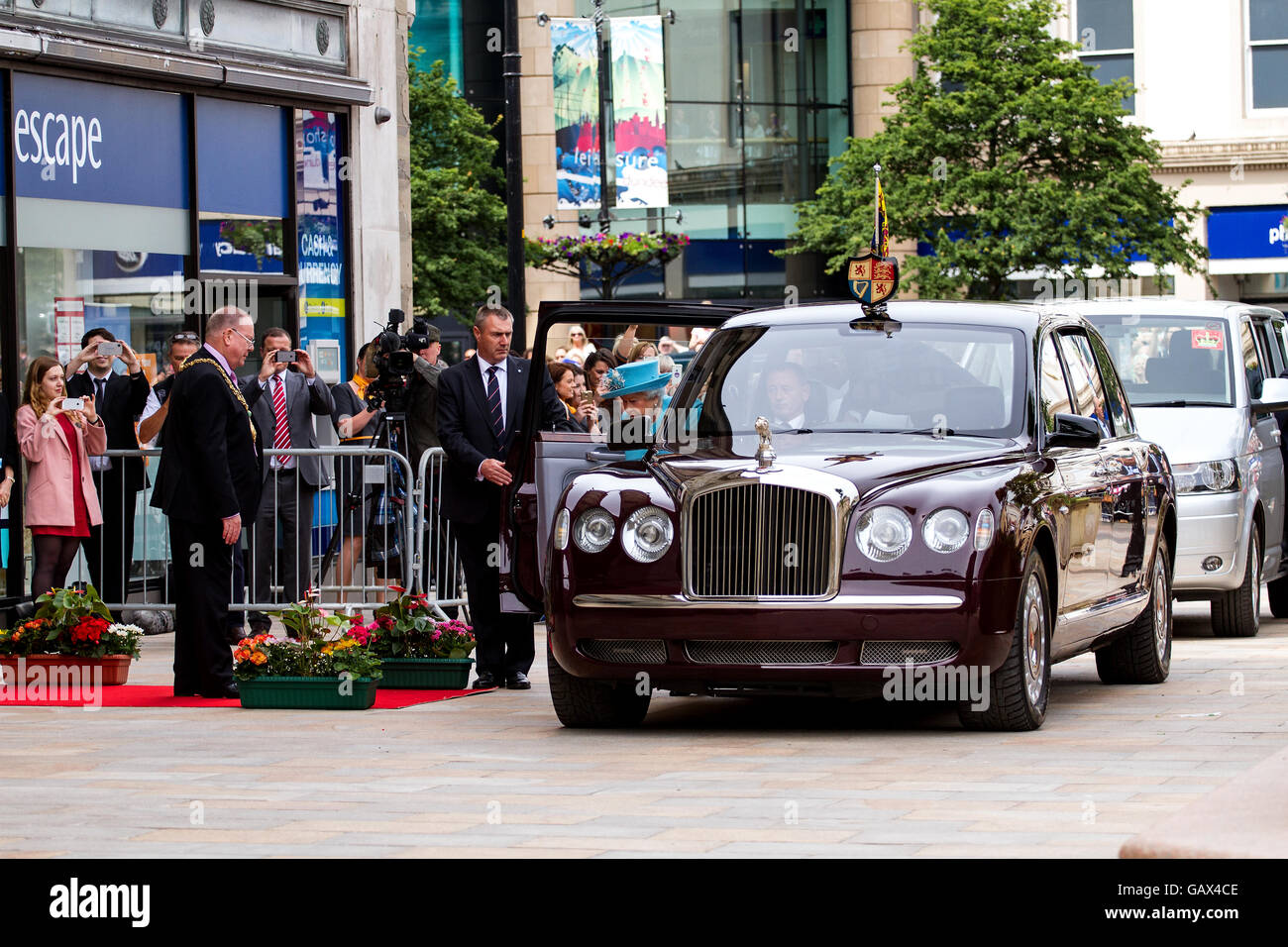 Dundee, Tayside, Scotland, Regno Unito. 6 luglio 2016. Sua Maestà la Regina e Sua Altezza Reale il Principe Filippo che arrivano presso le Camere di Commercio nella Piazza della Città oggi durante la loro visita reale a Dundee. Entrambi erano soddisfatti da Dundee di Lord Provost Bob Duncan [sinistra] che è Sua Maestà di Lord Luogotenente della città di Dundee. Credito: Dundee fotografico / Alamy Live News Foto Stock