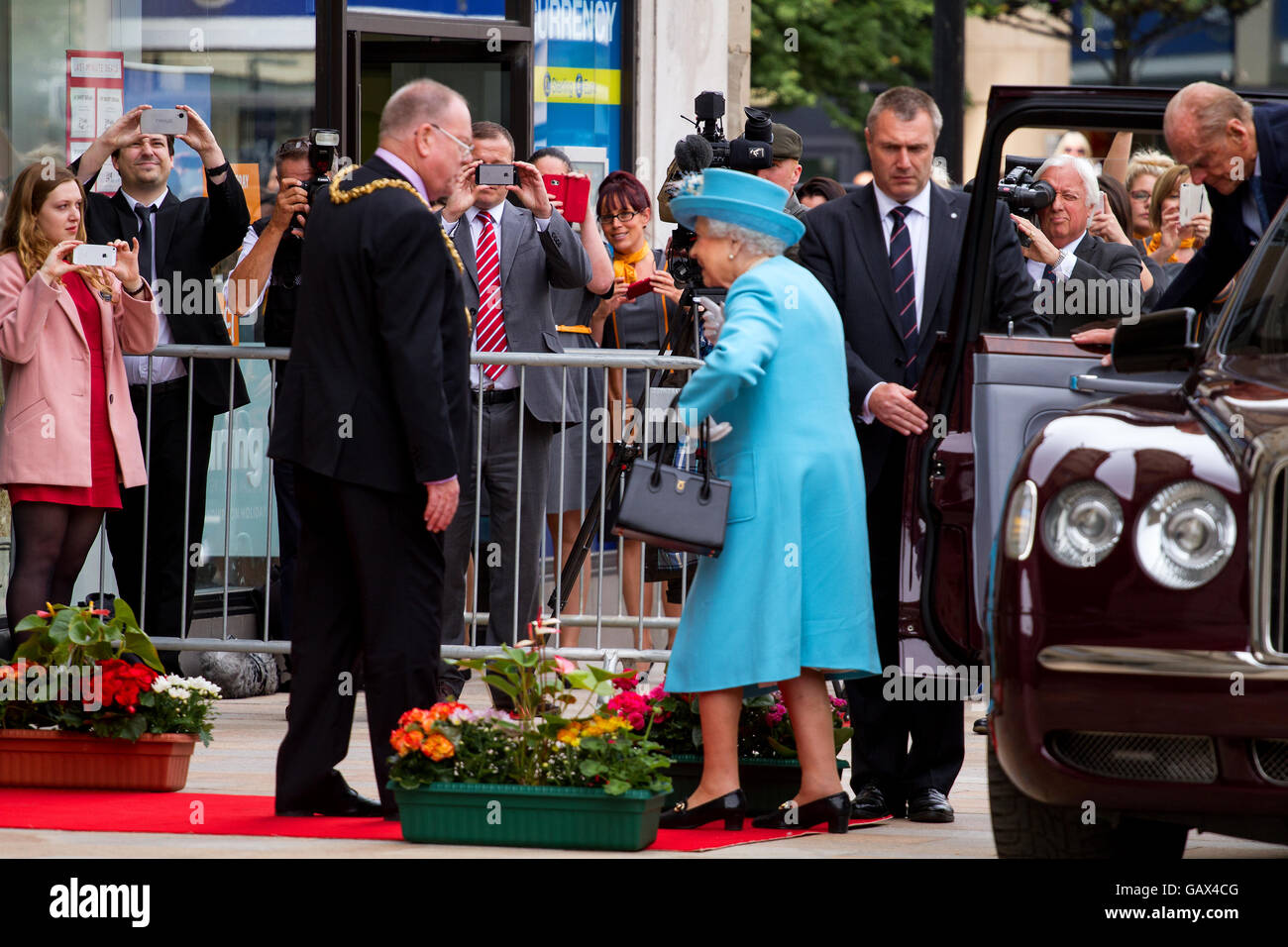 Dundee, Tayside, Scotland, Regno Unito. 6 luglio 2016. Sua Maestà la Regina e Sua Altezza Reale il Principe Filippo che arrivano presso le Camere di Commercio nella Piazza della Città oggi durante la loro visita reale a Dundee. Entrambi erano soddisfatti da Dundee di Lord Provost Bob Duncan [sinistra] che è Sua Maestà di Lord Luogotenente della città di Dundee. Credito: Dundee fotografico / Alamy Live News Foto Stock