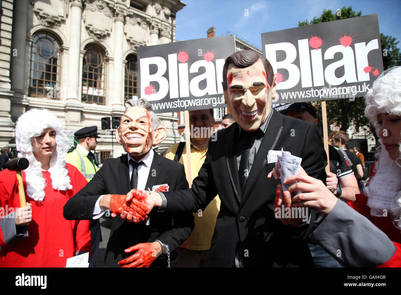 Queen Elizabeth II Conference Centre di Londra il 6 luglio 2016 - La protesta contro la richiesta del Regno Unito nella guerra in Iraq sotto la direzione di Sir John Chilcot pubblica i suoi risultati, a sette anni dalla sua commissione 2009. Credito: Dinendra Haria/Alamy Live News Foto Stock