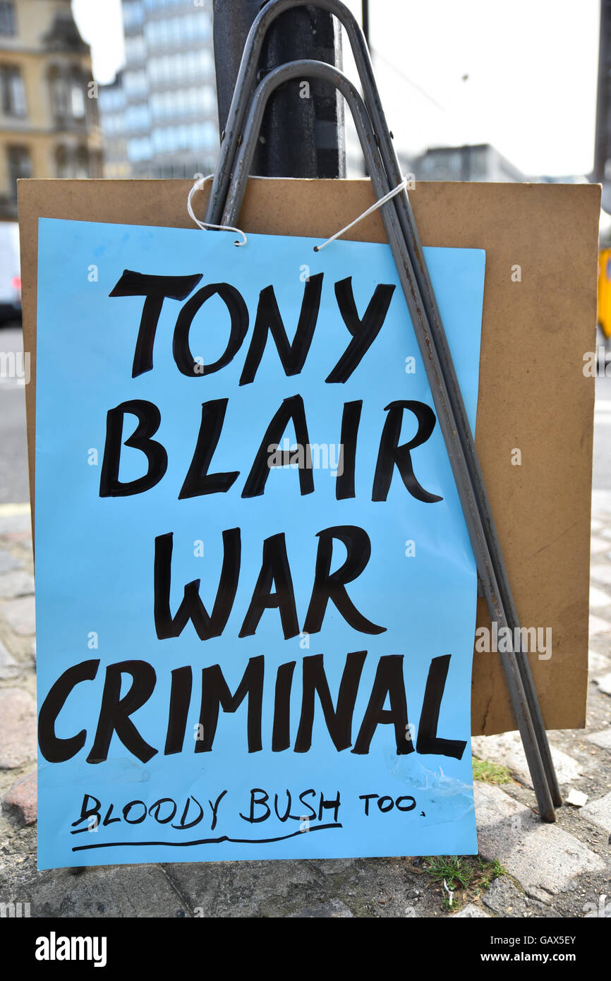 Westminster, Londra, Regno Unito. 6 luglio 2016. Indagine Chilcot: Tony Blair criminale di guerra cartello fuori la Regina Elisabetta II Centro Westminster. Credito: Matteo Chattle/Alamy Live News Foto Stock