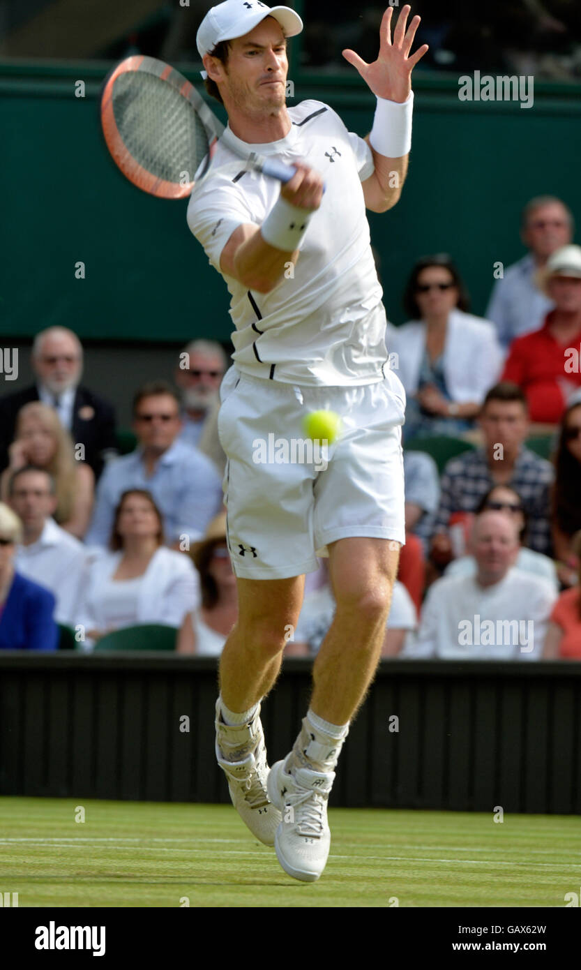 Londra, Regno Unito. 6 Luglio, 2016. AELTC i campionati di tennis a Wimbledon Londra UK Andy Murray GBR Vs Jo-Wilfred Tsonga FRA Murray in azione durante il match Credito: Leo Mason/Alamy Live News Foto Stock