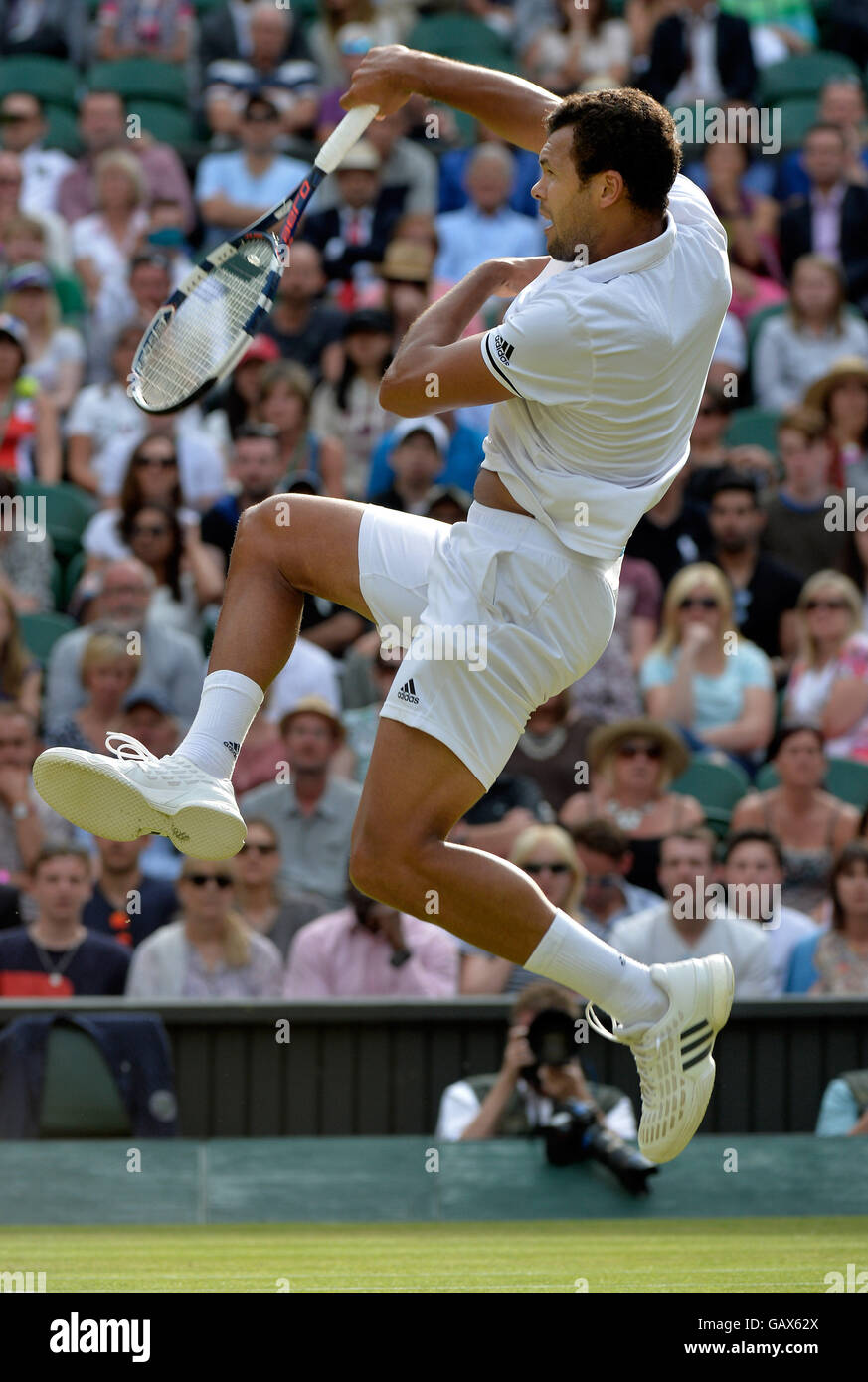 Londra, Regno Unito. 6 Luglio, 2016. AELTC i campionati di tennis a Wimbledon Londra UK Andy Murray GBR Vs Jo-Wilfred Tsonga FRA Tsonga in azione durante il match Credito: Leo Mason/Alamy Live News Foto Stock