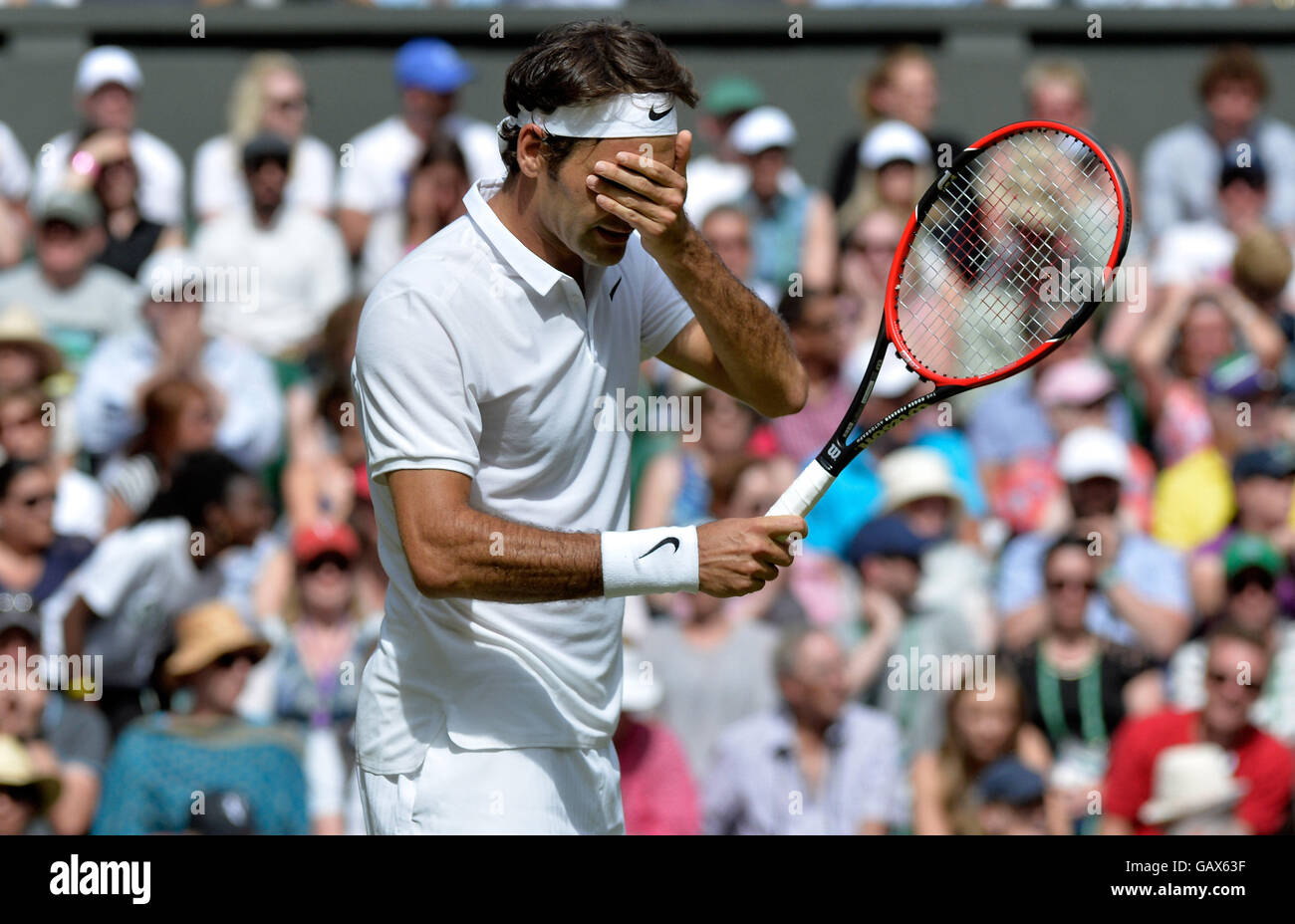 Londra, Regno Unito. 6 Luglio, 2016. AELTC i campionati di tennis a Wimbledon Londra UK Roger Federer sui Vs Marin Celiic CRO Federer in azione durante il match che ha vinto il credito: Leo Mason/Alamy Live News Foto Stock