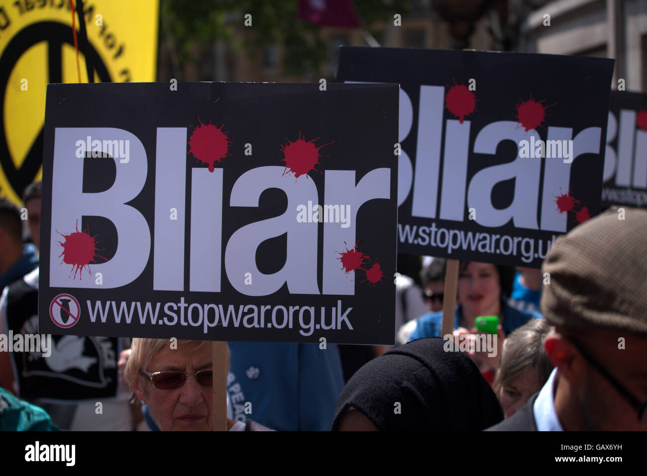 Londra, Regno Unito. 6 Luglio, 2016. Centinaia di anti-guerra di manifestanti protesta di Chilcot al centro QEII. Tempo per la verità e la giustizia per le famiglie dei soldati caduti. e fermare la guerra domanda di coalizione Tony Blair a essere messo sul sentiero dell' Aia per i crimini di guerra, Londra, Regno Unito. Credito: Vedere Li/Alamy Live News Foto Stock