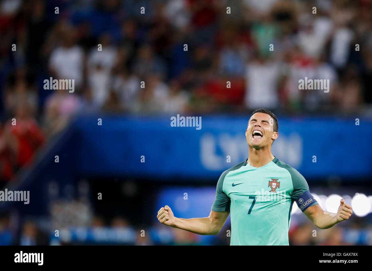 Lione, Francia. 6 Luglio, 2016. Cristiano Ronaldo, Por 7 celebra la vittoria, sorride il Portogallo - Galles 2-0 Semifinale ,Calcio Campionati Europei di euro al 06 luglio, 2016 a Lione, Stade de Lyon, Francia. Fussball, Nationalteam, Halbfinale,06.07.2016 Credito: Peter Schatz / Alamy Live News Foto Stock