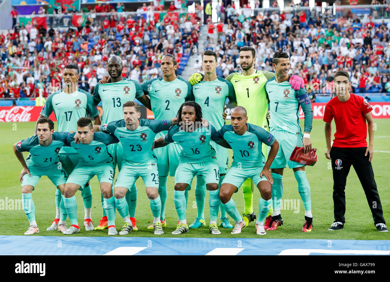 Lione, Francia. 6 Luglio, 2016. Runner in teamfoto: Nani, por 17 DANILO, por 13 Bruno Alves, Por 2 Jose FONTE, Por 4 Rui PATRICIO, Por 1 Cristiano Ronaldo, Por 7 CEDRIC, por 21 Raphael GUERREIRO, Por 5 Adrien SILVA, por 23 Renato SANCHES, por 16 Joao MARIO, por 10 PORTOGALLO - Galles 2-0 Semifinale ,Calcio Campionati Europei di euro al 06 luglio, 2016 a Lione, Stade de Lyon, Francia. Fussball, Nationalteam, Halbfinale,06.07.2016 Credito: Peter Schatz / Alamy Live News Foto Stock
