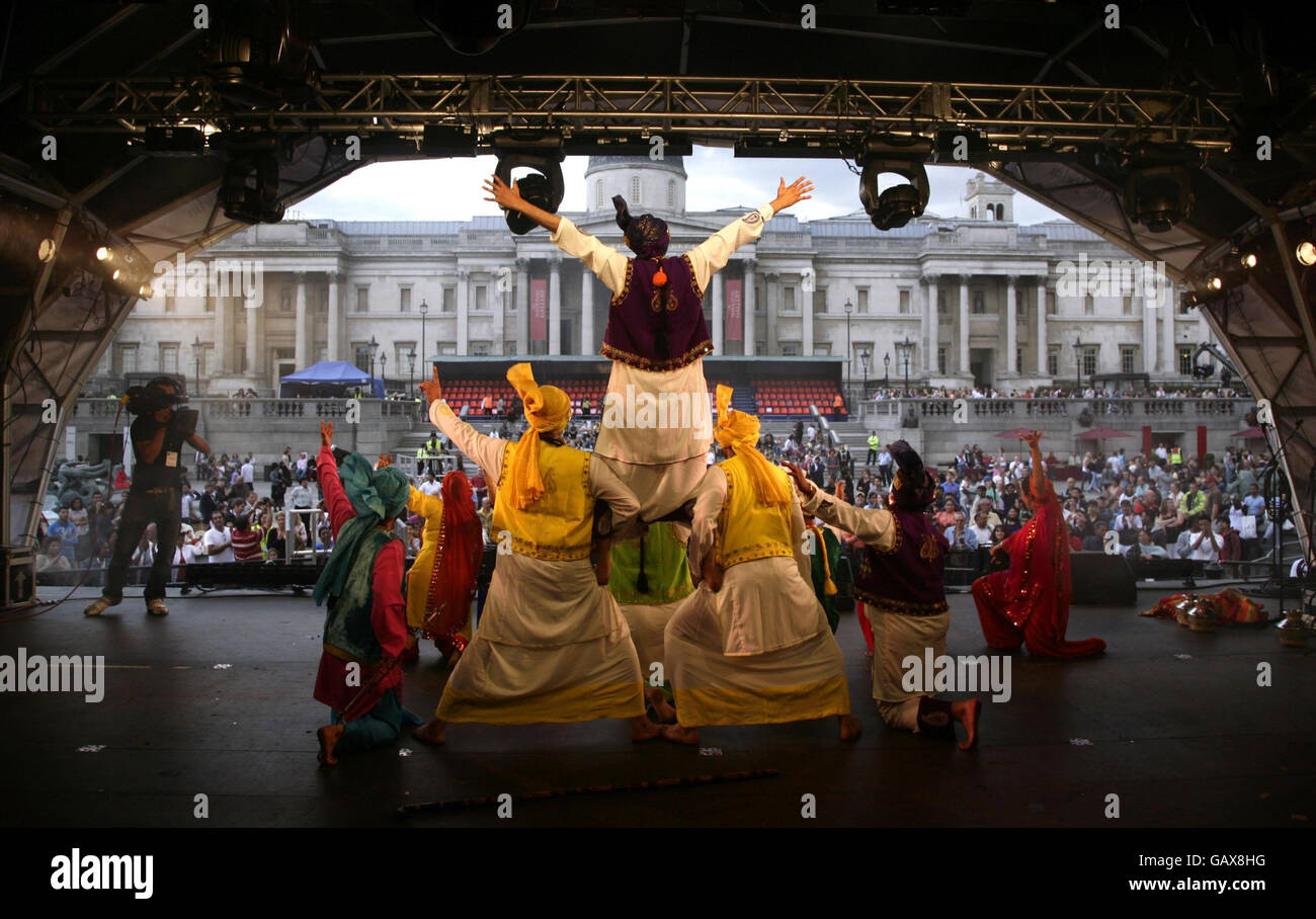 La troupe di musica e danza Punjabi Asli Baharan Punjab Dian si esibisce al Concerto Internazionale della Giornata delle vedove in aiuto del Loomba Trust in Trafalgar Square, nel centro di Londra. Foto Stock