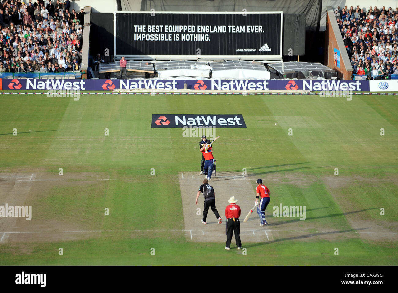 Cricket - Natwest International Twenty20 - Inghilterra / Nuova Zelanda - Old Trafford. Vista generale dell'azione come Scott Styris della Nuova Zelanda ciotola a Kevin Pietersen dell'Inghilterra Foto Stock