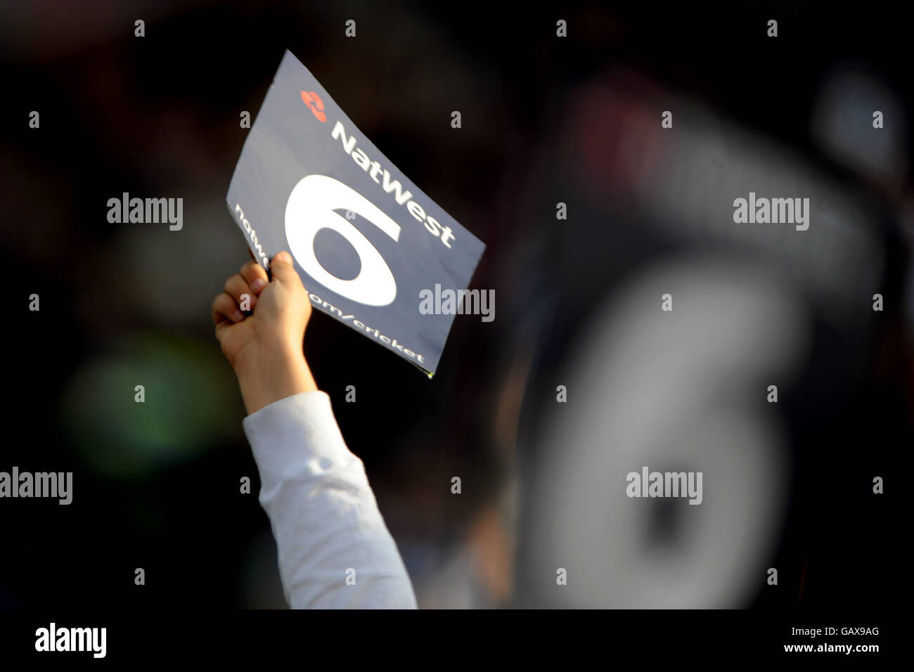 Cricket - Natwest International Twenty20 - Inghilterra / Nuova Zelanda - Old Trafford. Un ventilatore celebra un confine Foto Stock
