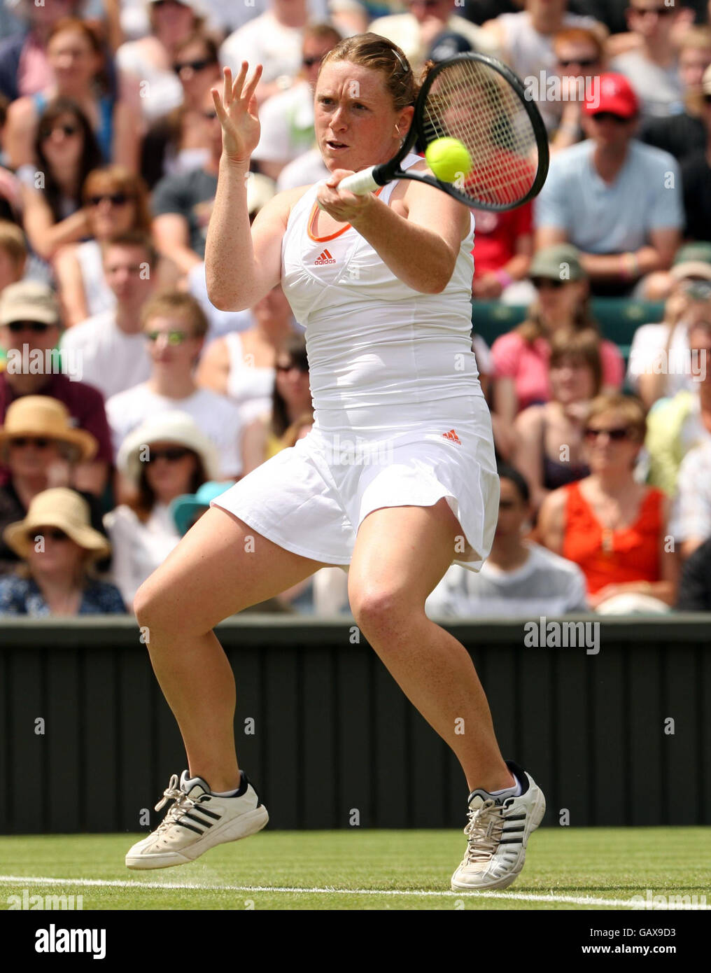 Naomi Cavaday della Gran Bretagna in azione durante il Wimbledon Championships 2008 presso l'All England Tennis Club di Wimbledon. Foto Stock